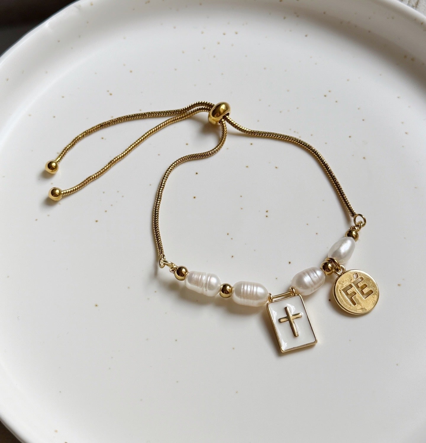 Pulsera ajustable con perlas, cruz y medalla fe