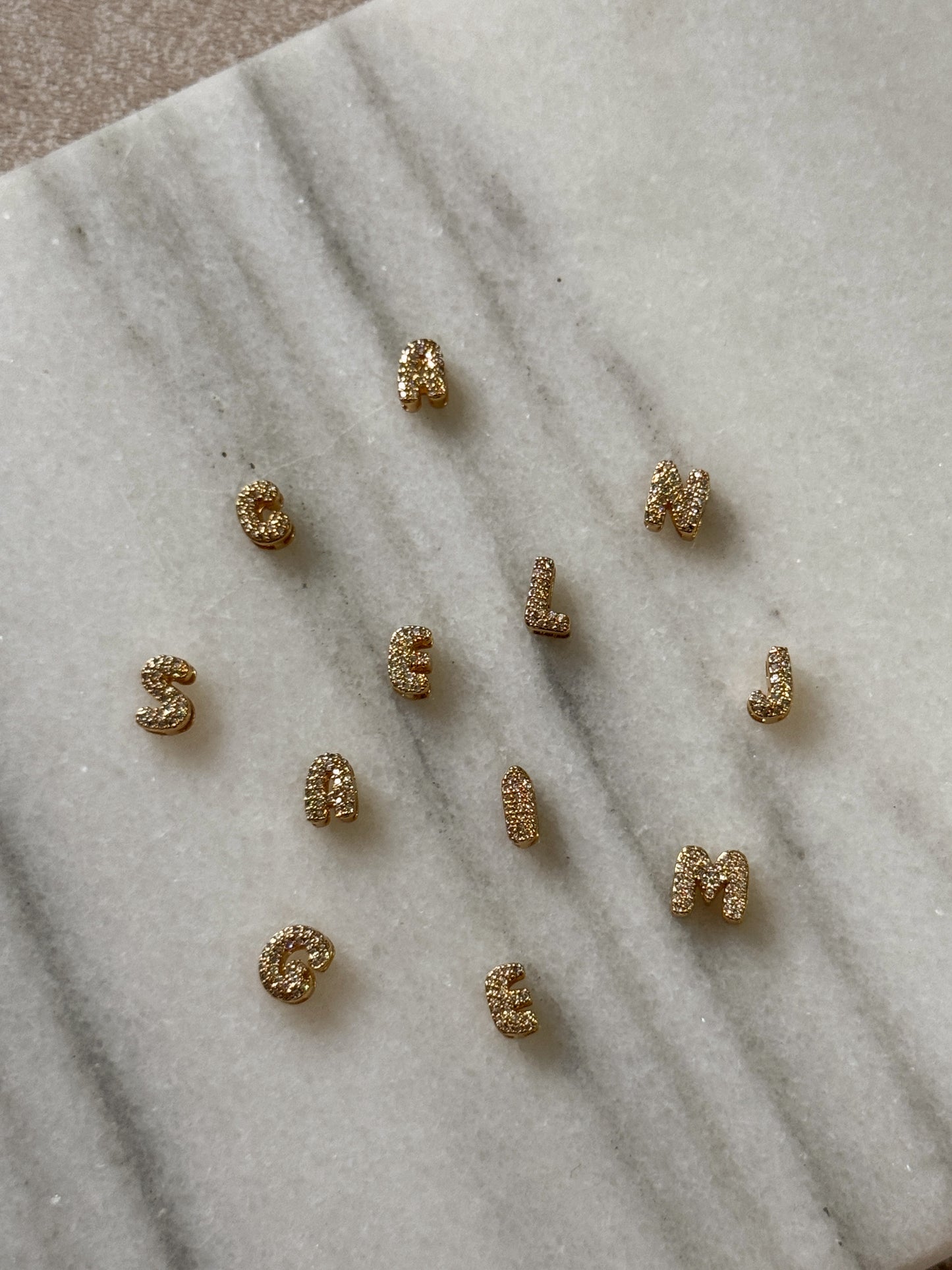 Cadena sencilla con inicial mini bubble zirconia
