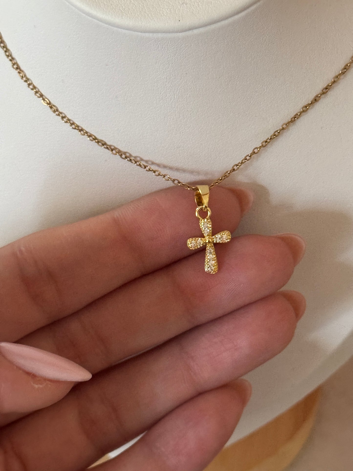 Cadena Cruz flat con portadije