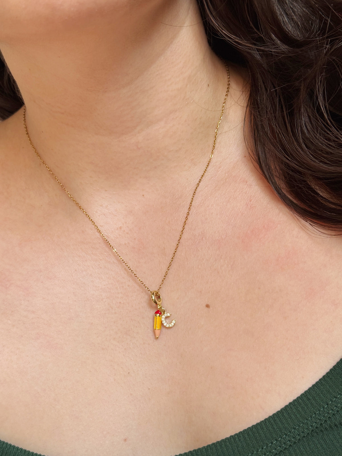Cadena lápiz e inicial zirconias