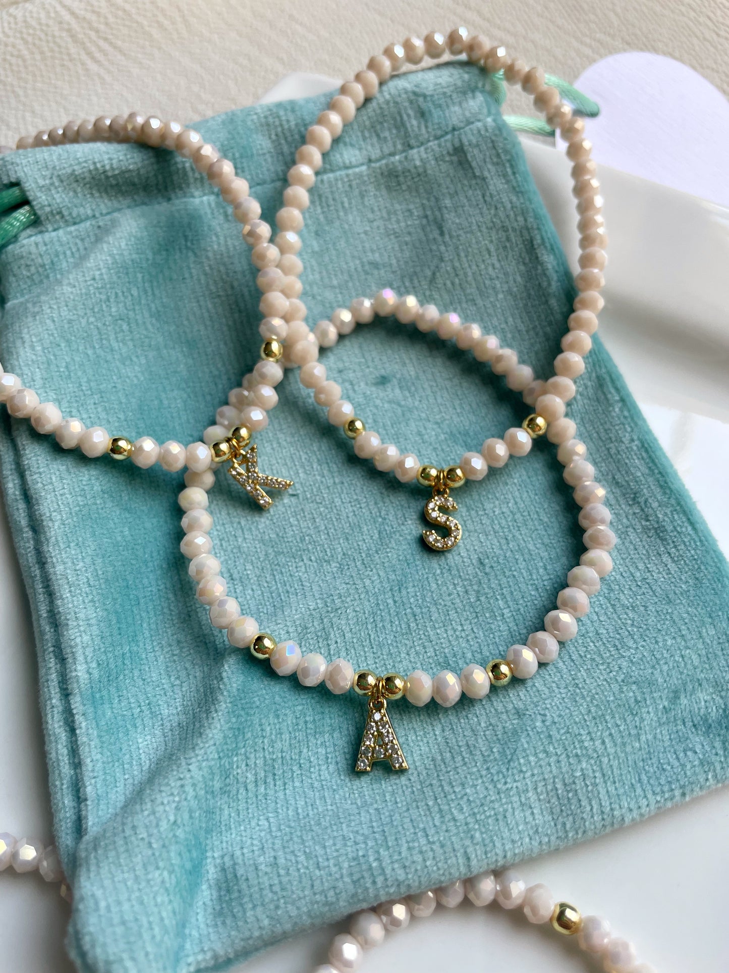 Pulsera cristales con inicial clásicas