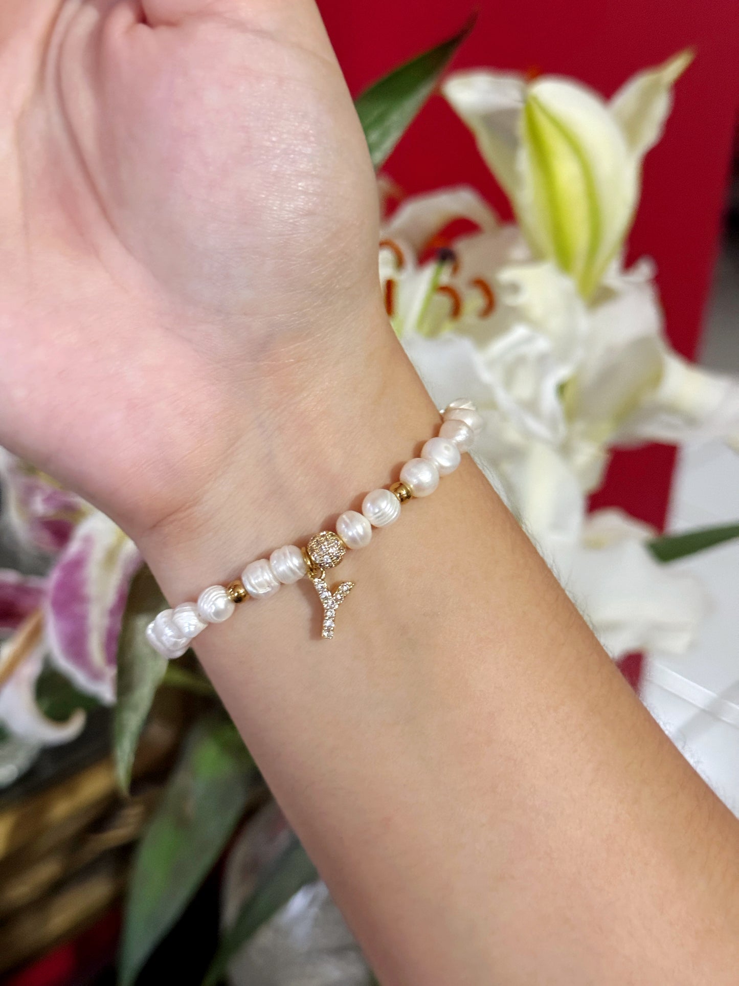 Pulsera perlas con inicial y bola zirconias