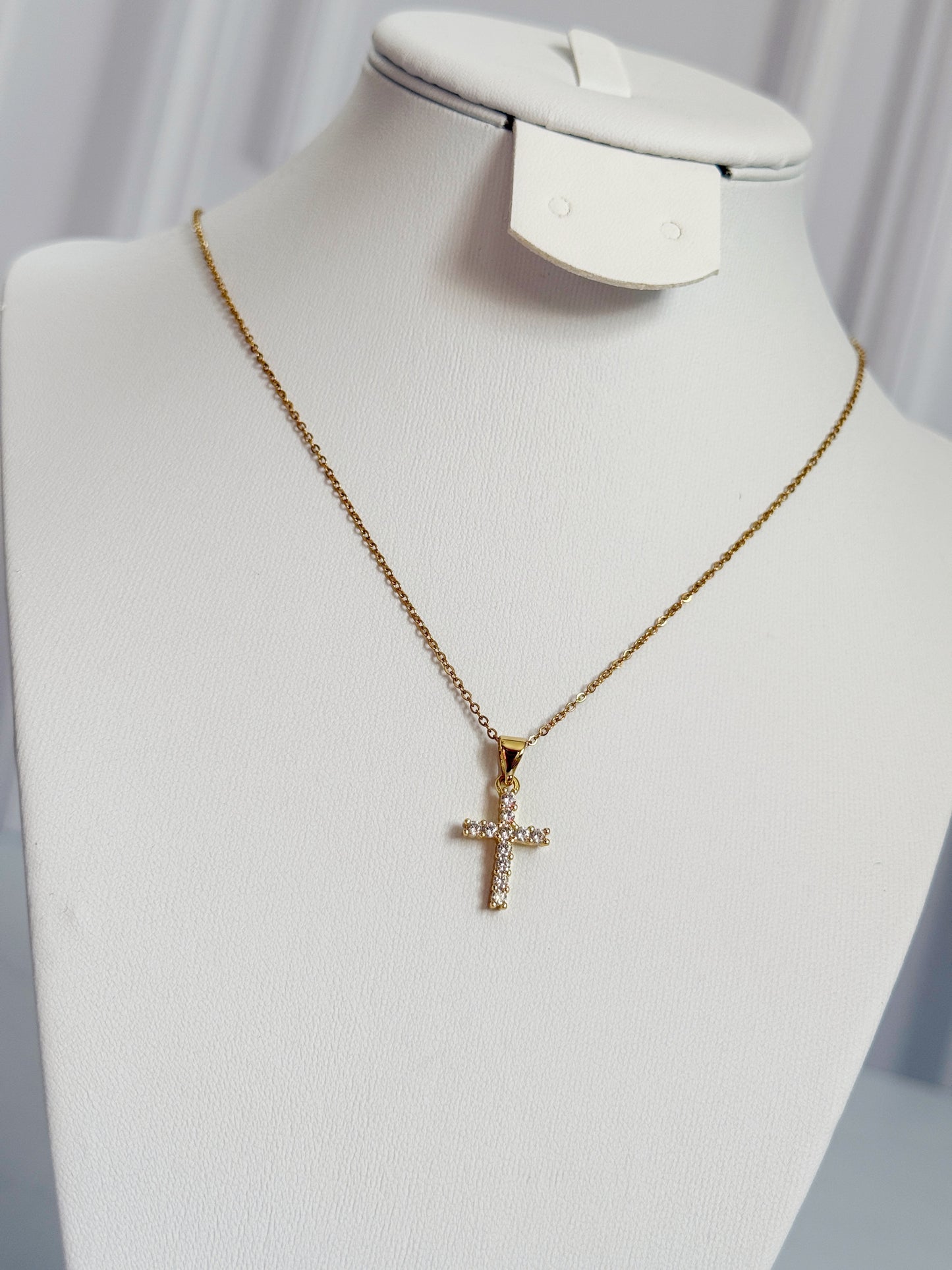 Cadena cruz clásica con portadije