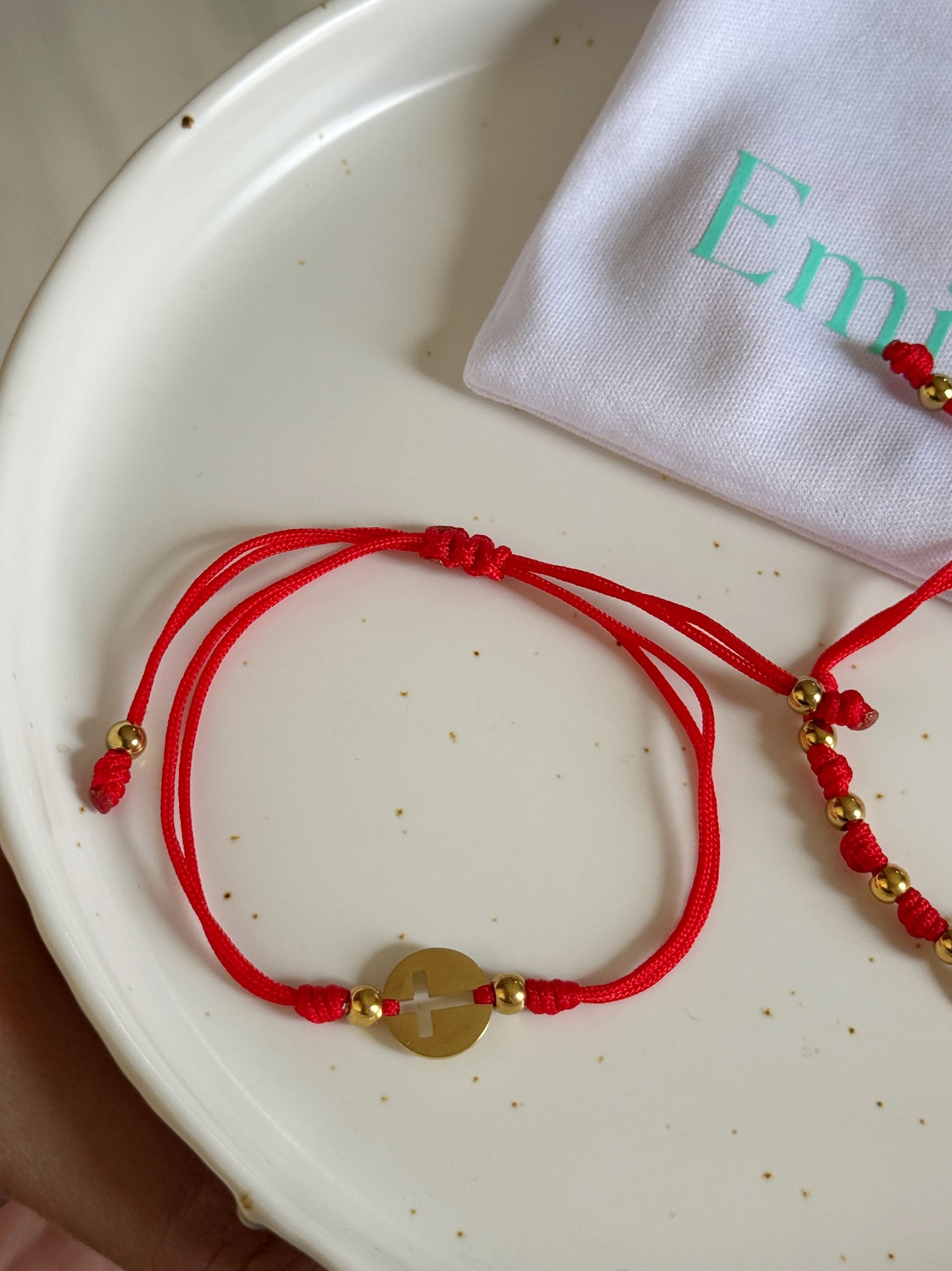 Hilo rojo con medalla cruz