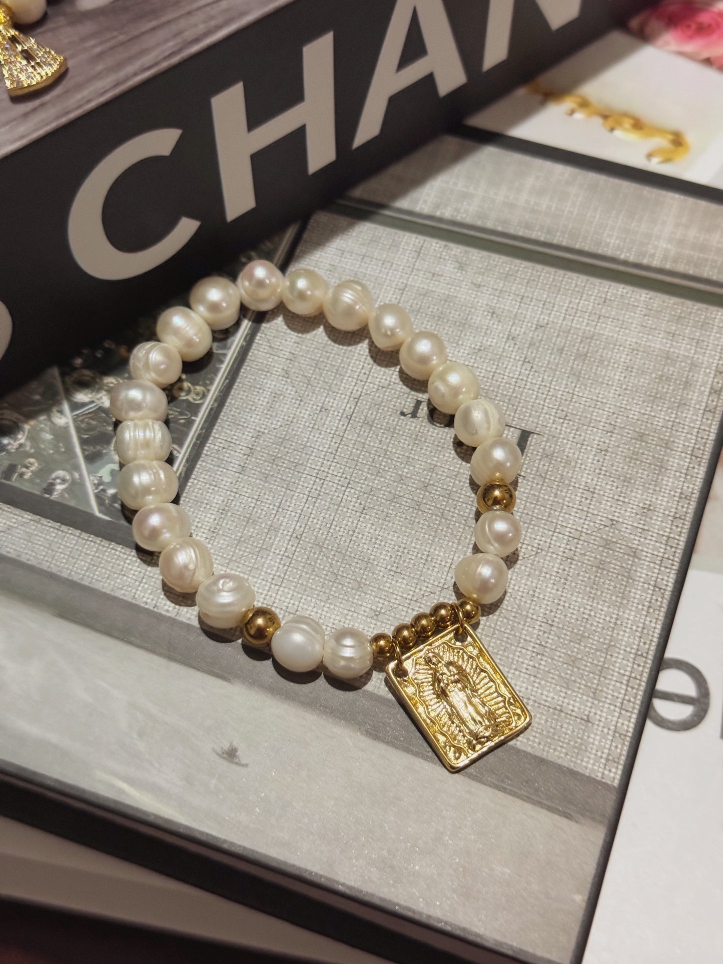 Pulsera perlas con medalla virgen dorada