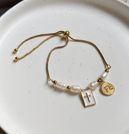 Pulsera ajustable con perlas, cruz y medalla fe