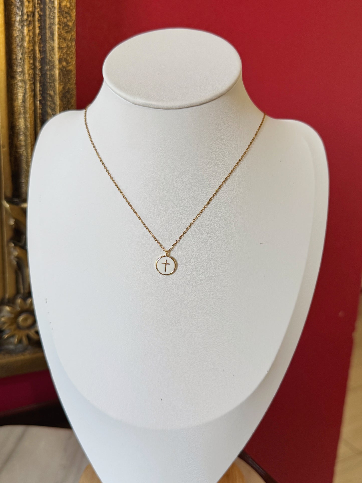 Cadena circulo blanco con cruz