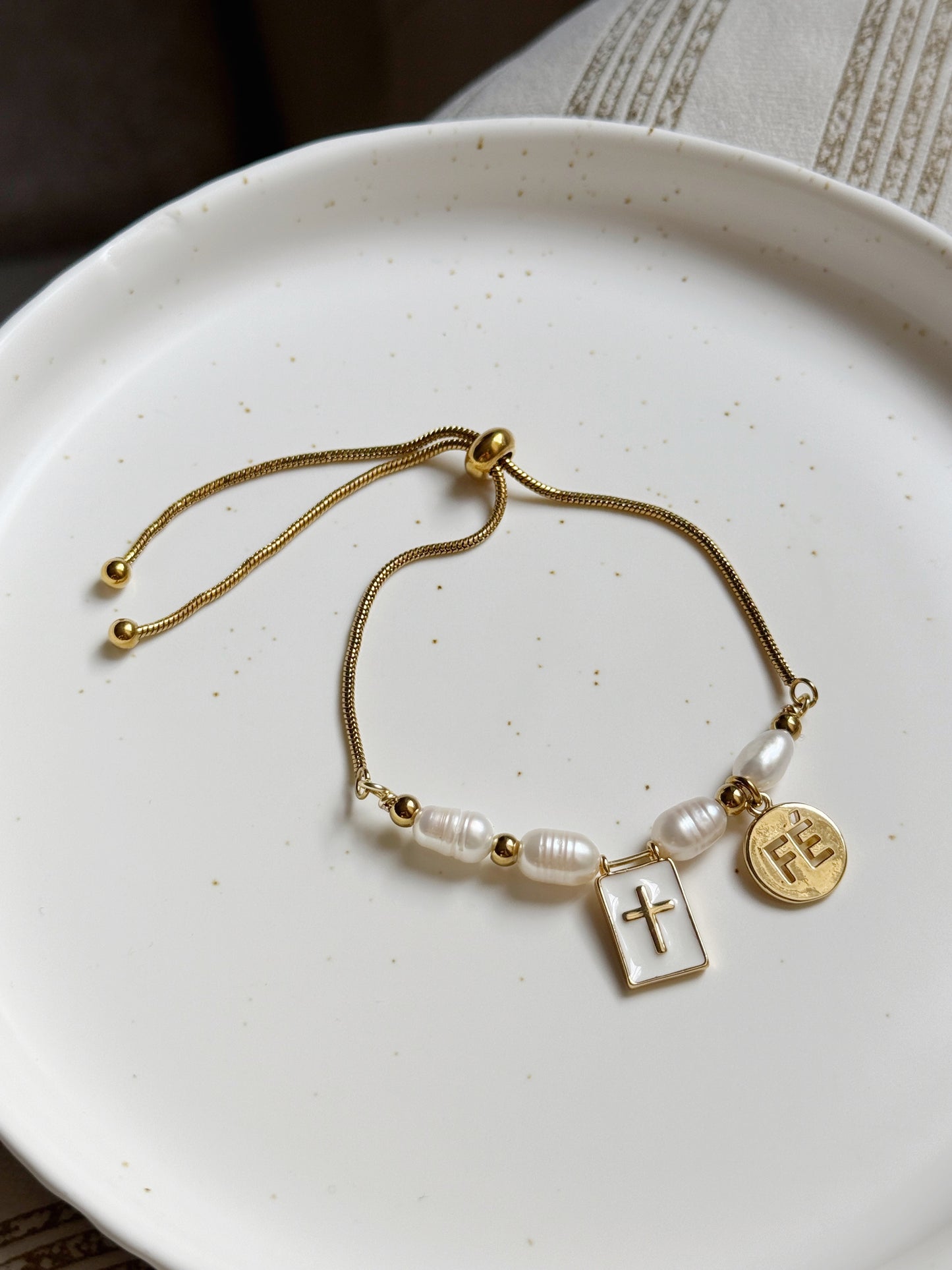 Pulsera ajustable con perlas, cruz y medalla fe