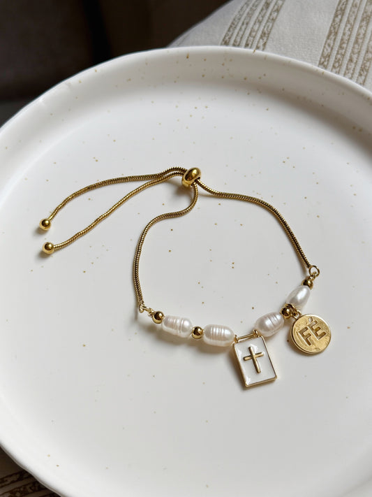 Pulsera ajustable con perlas, cruz y medalla fe