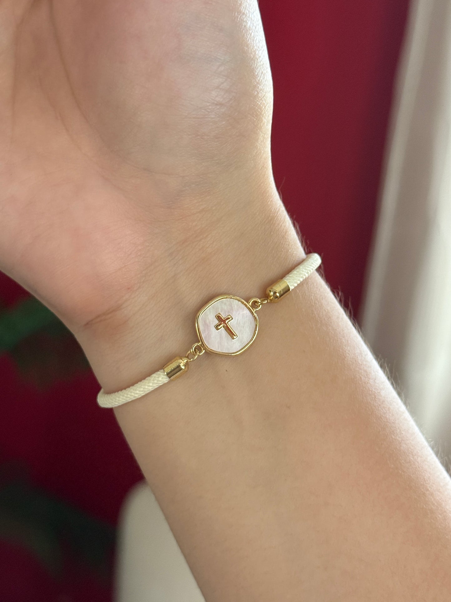 Brazalete con medalla cruz nácar