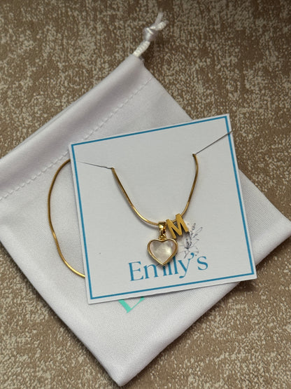 Cadena corazón nácar con inicial