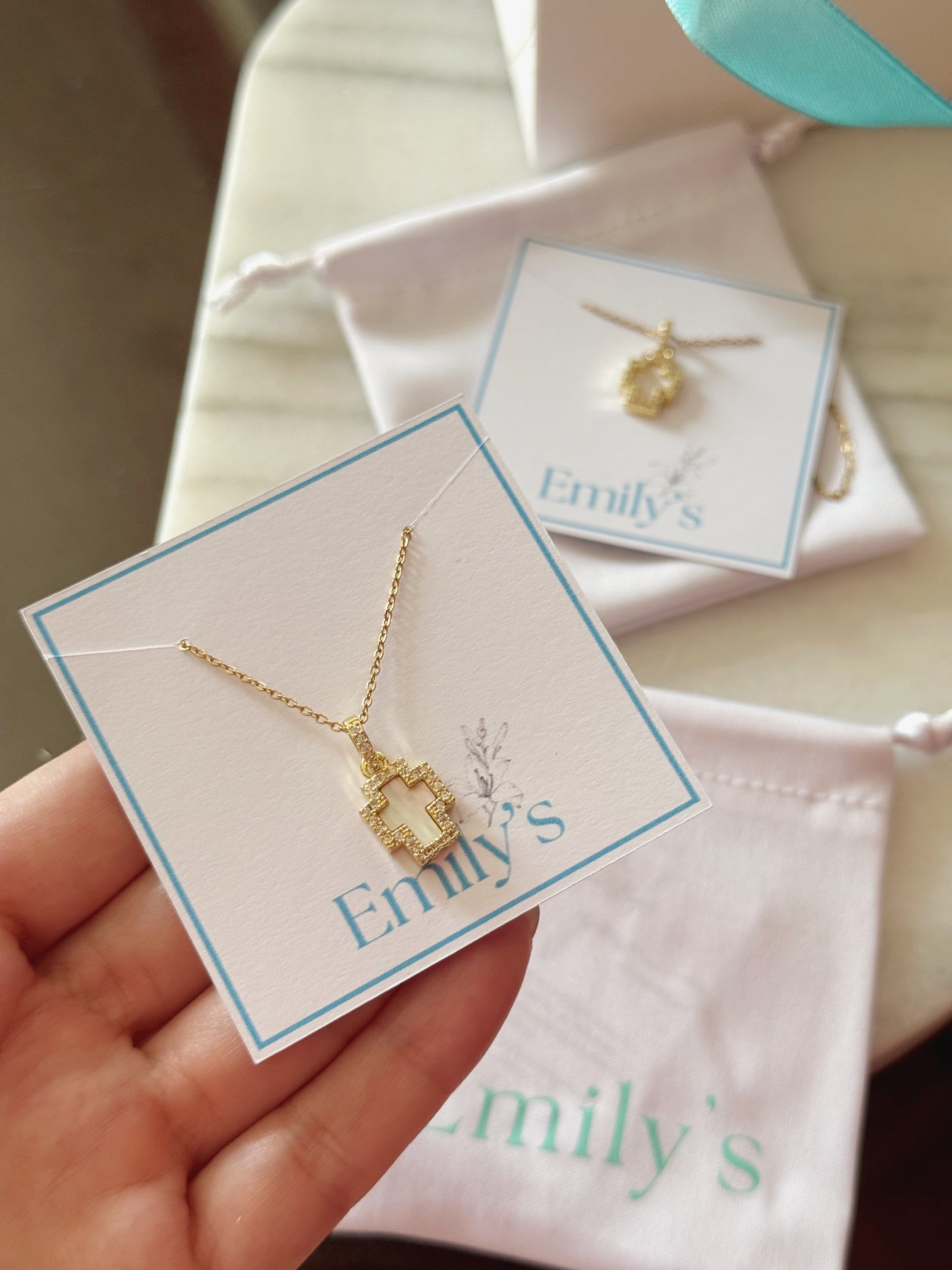 Cadena Cruz base nácar