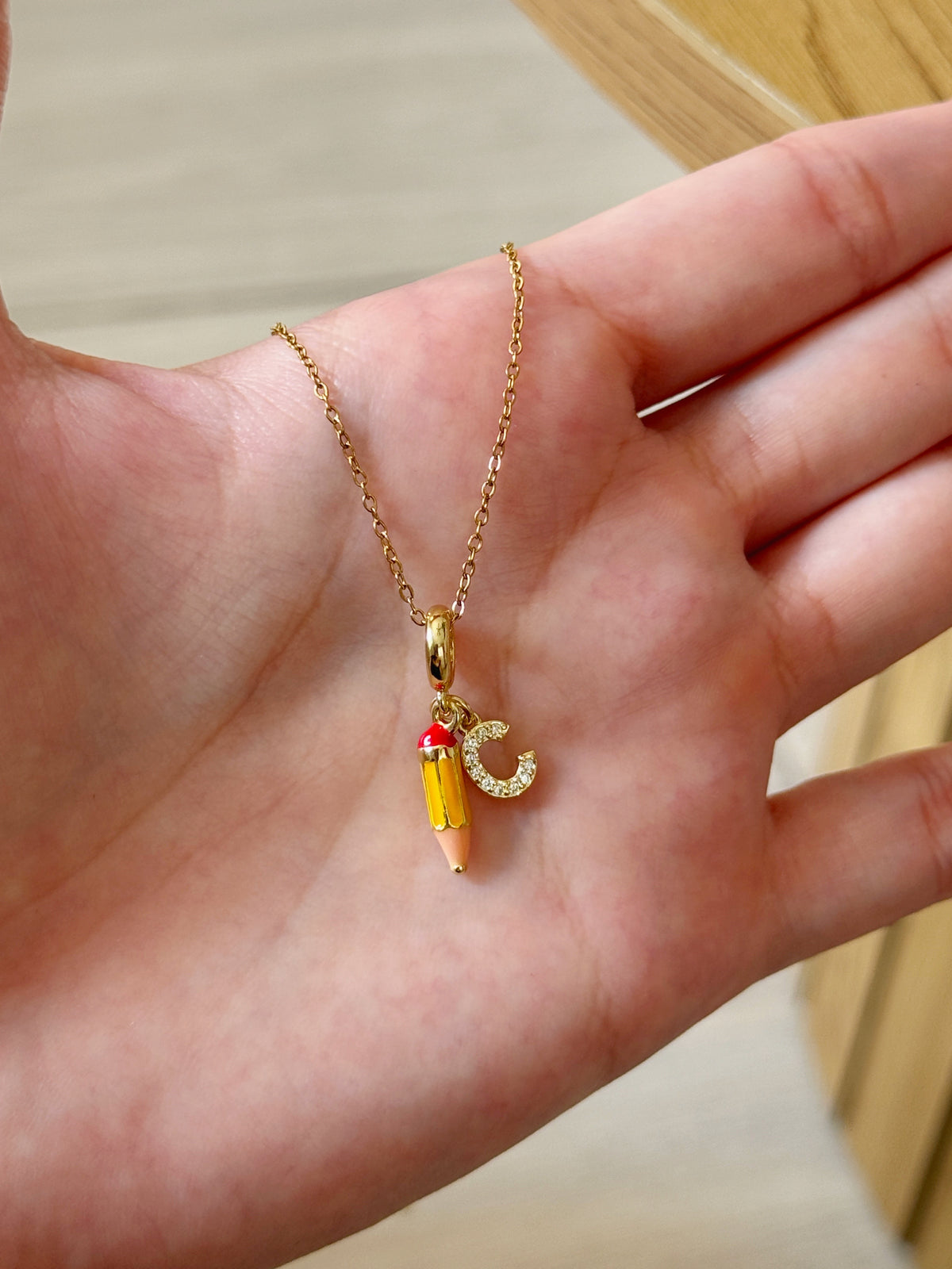 Cadena lápiz e inicial zirconias