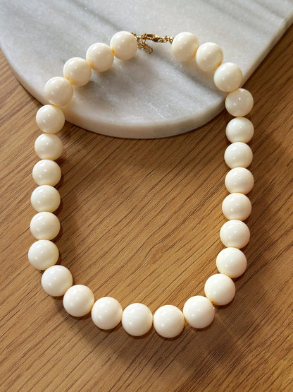Collar bolas de chicle blanco hueso