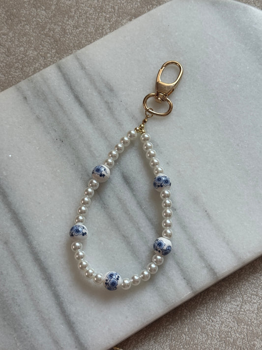 Llavero perlas y cerámicas azules