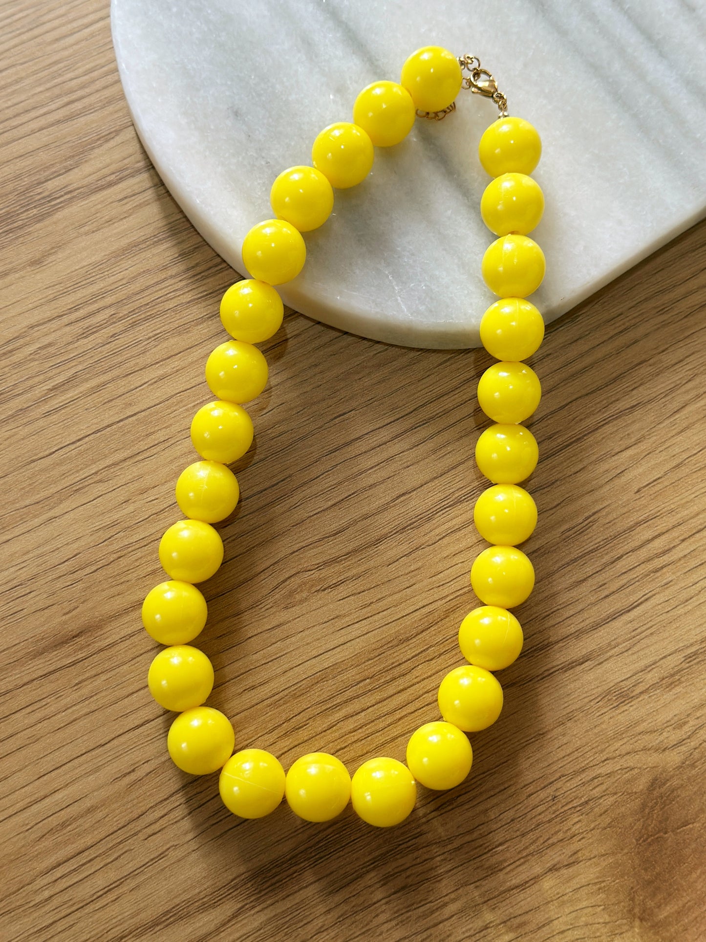 Collar bolas de chicle amarillo