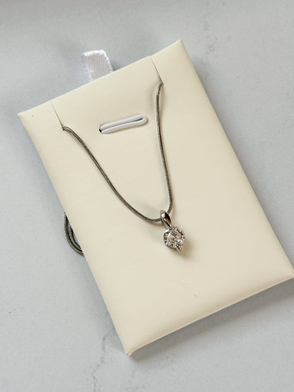 Cadena plateada con zirconia