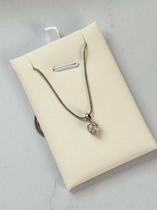 Cadena plateada con zirconia