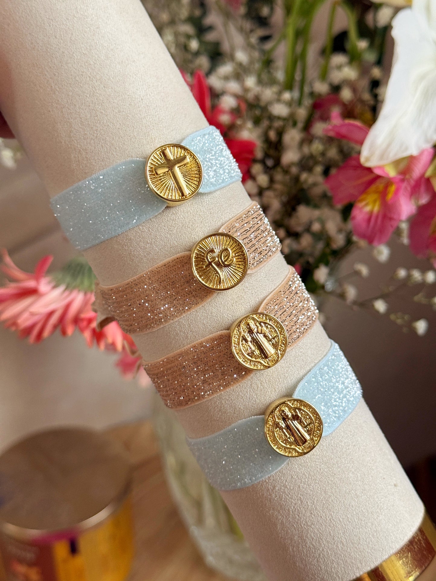 Strap elástica con dije religioso
