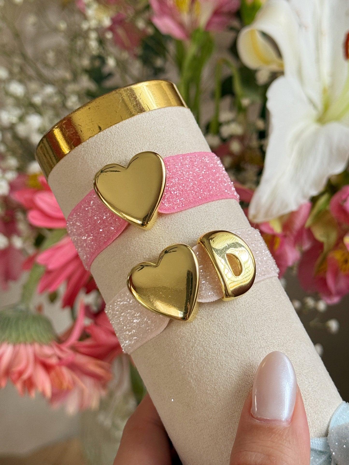 Strap elástica con inicial y corazón