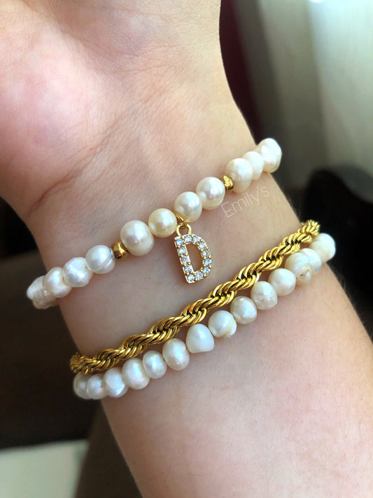 Pulsera perlas con inicial clásica