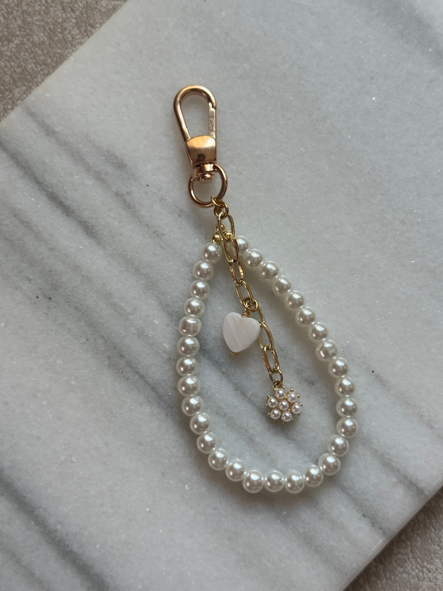 Llavero perlas y charms