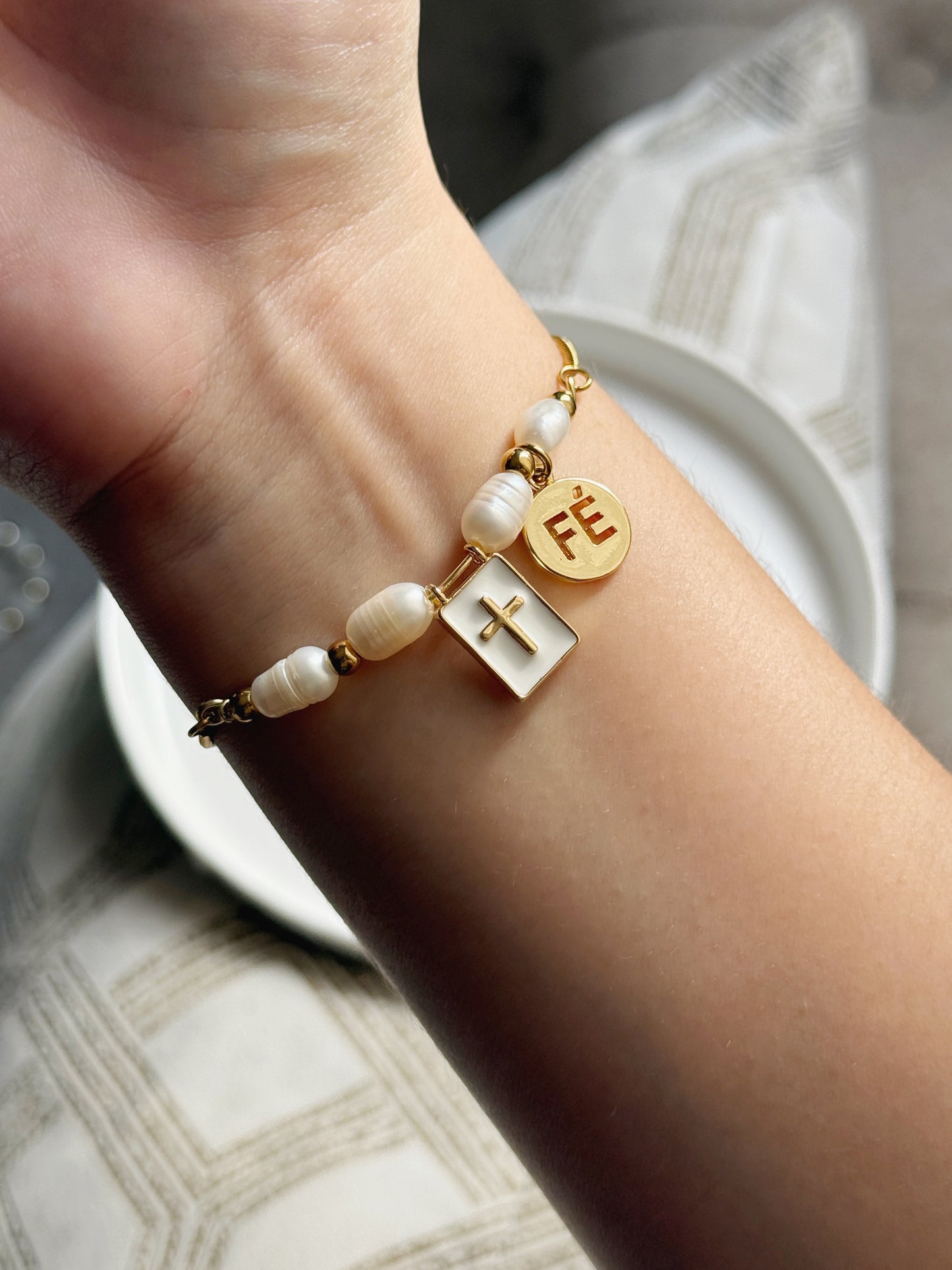 Pulsera ajustable con perlas, cruz y medalla fe