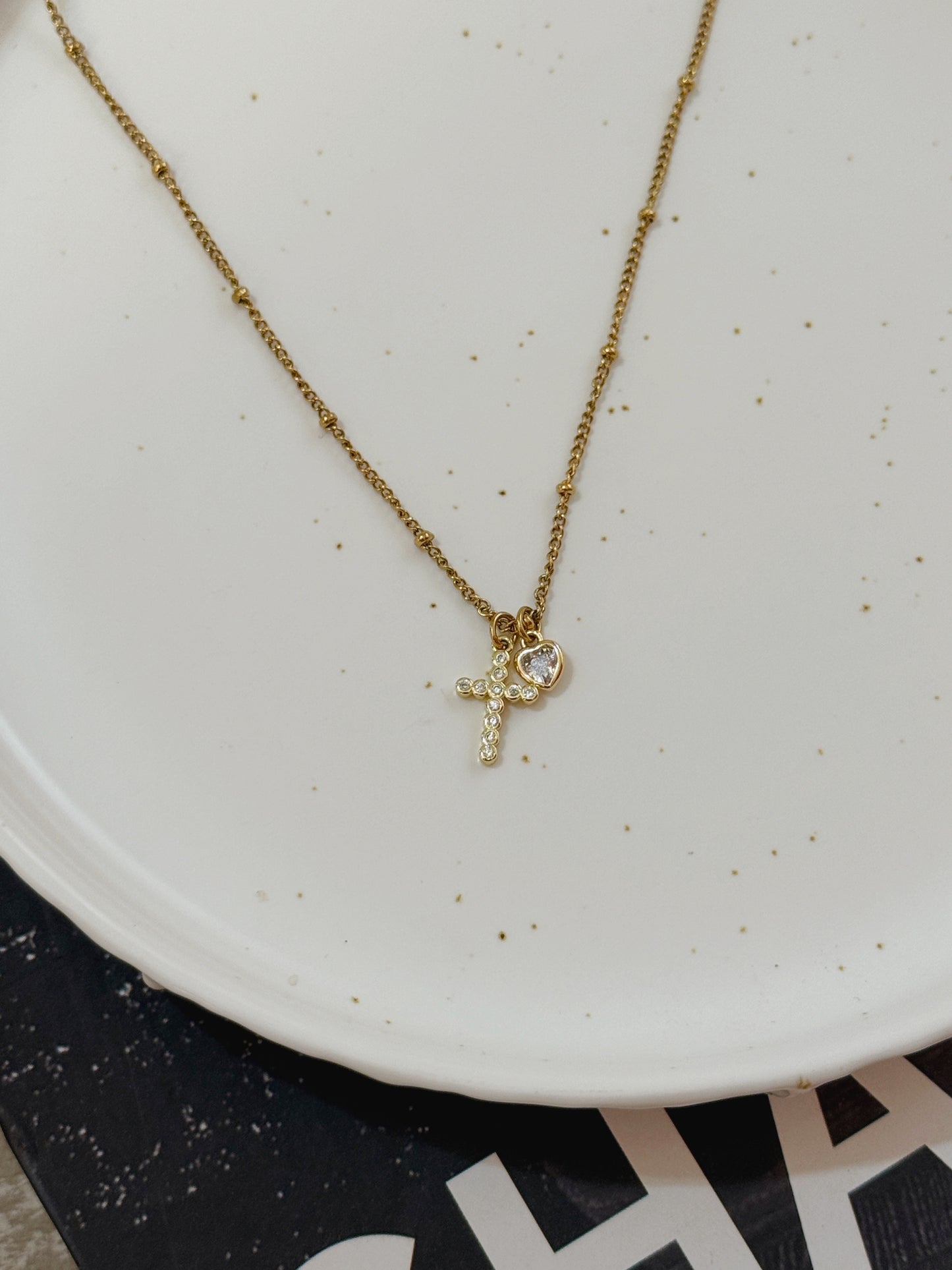 Cadena cruz mini y corazón gema