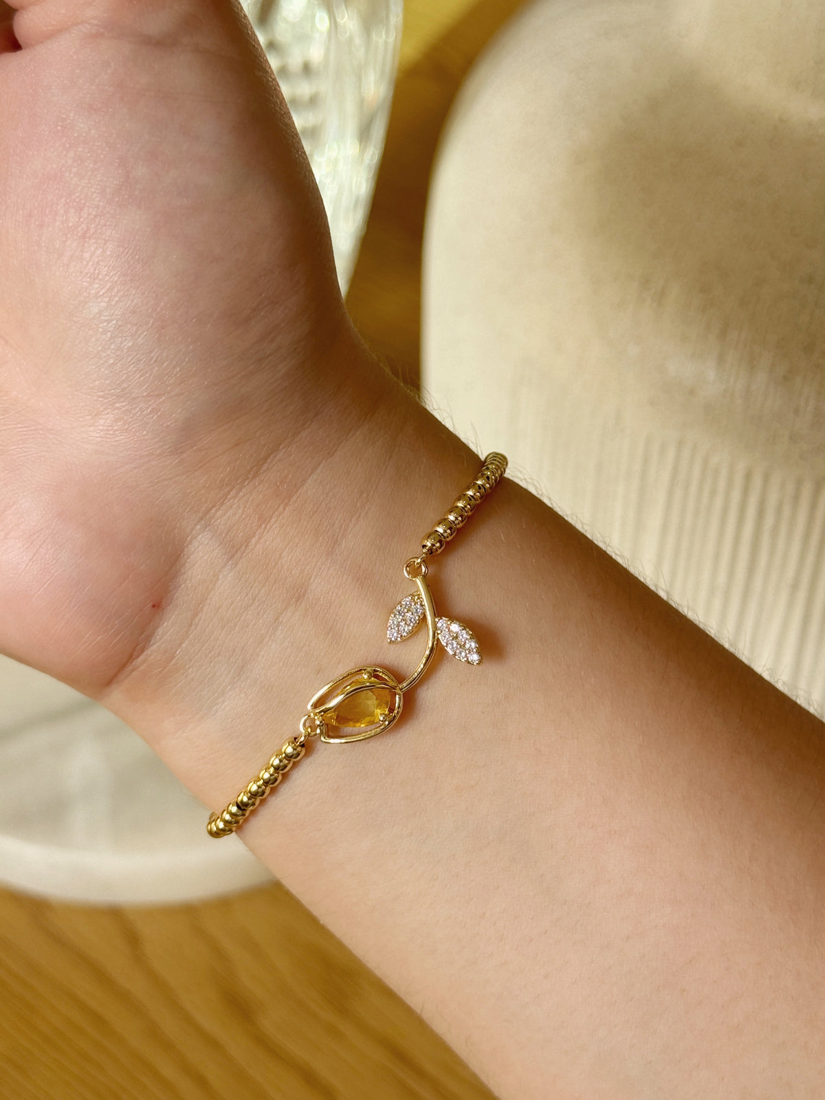 Brazalete ajustable con tulipán amarillo