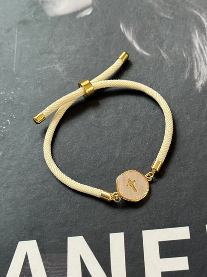 Brazalete con medalla cruz nácar