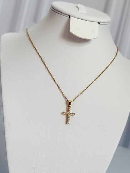 Cadena cruz clásica con portadije