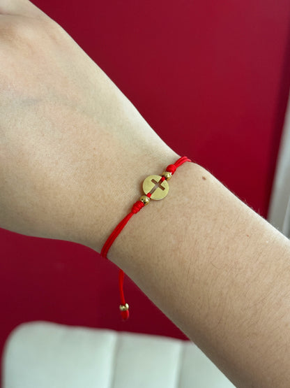 Hilo rojo con medalla cruz