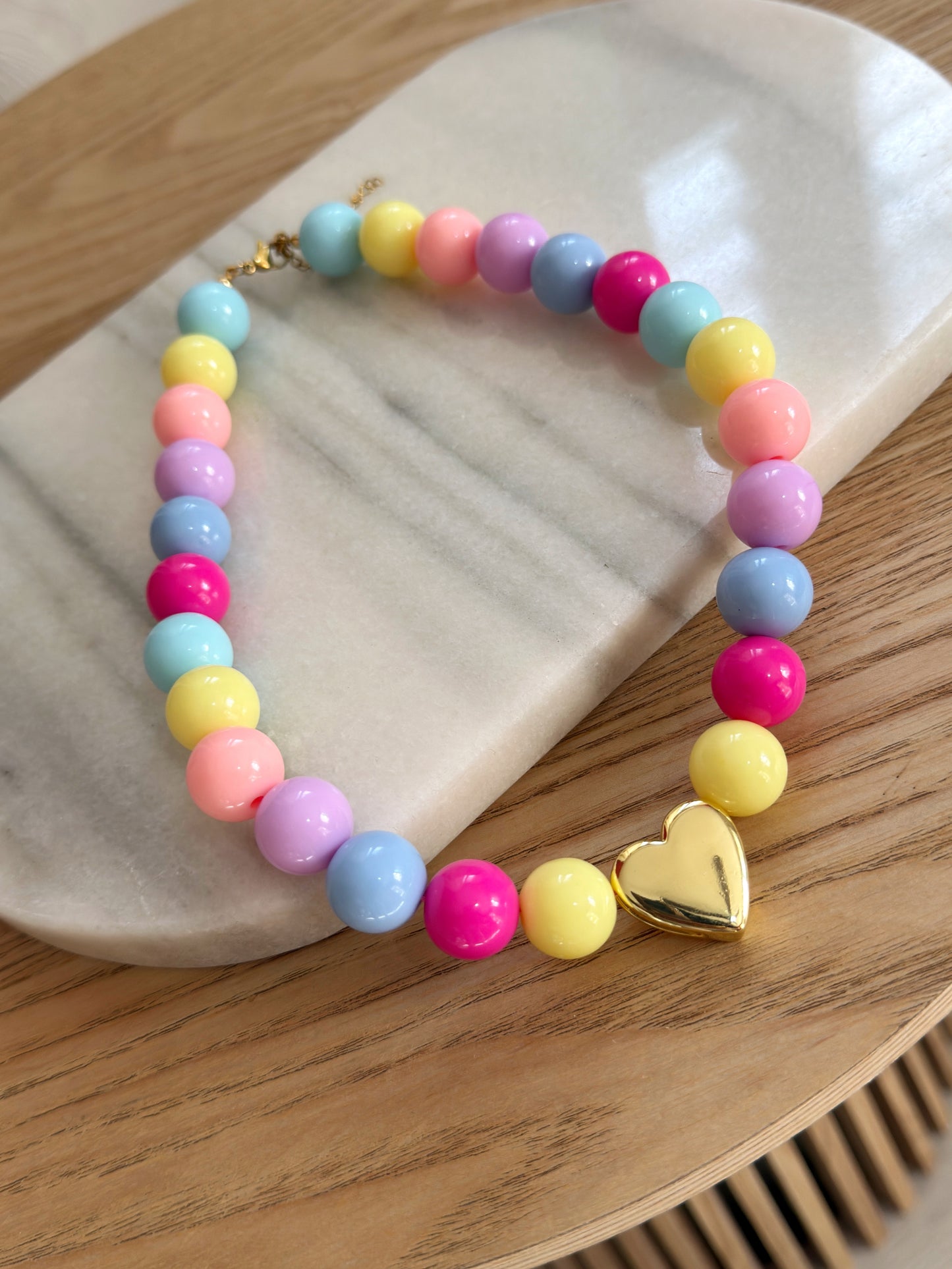 Collar bola de chicle con corazón