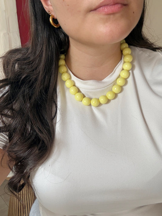 Collar bola de chicle amarillo
