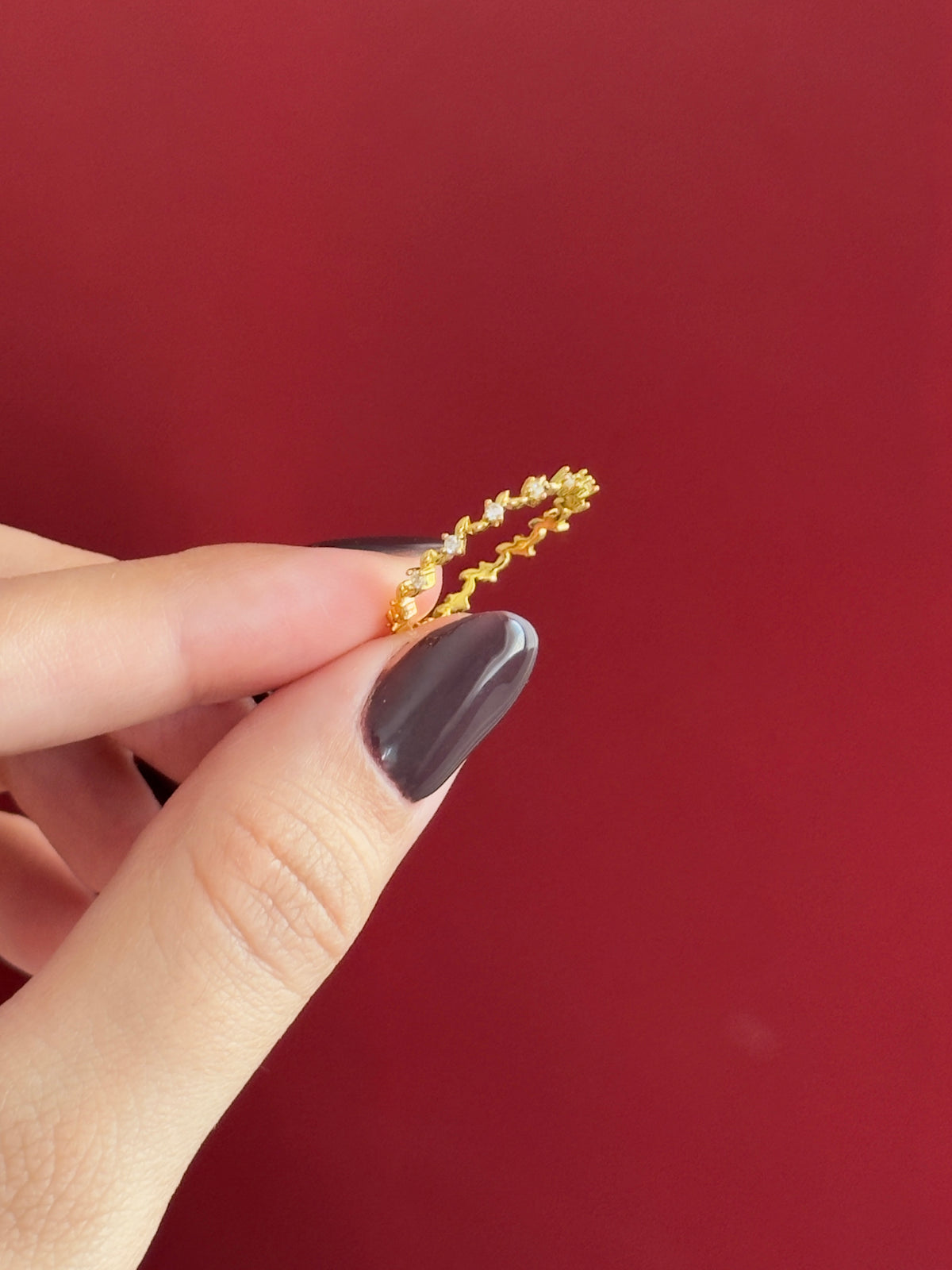 Anillo hojas y zirconias