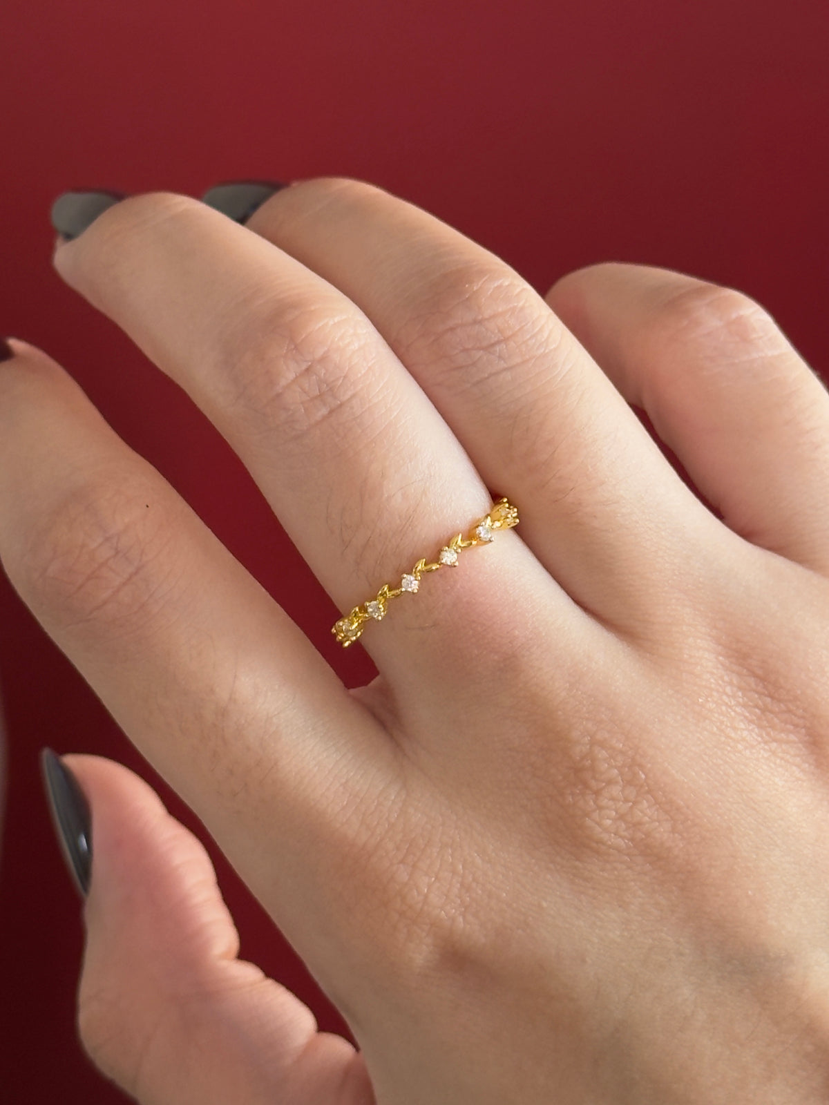 Anillo hojas y zirconias