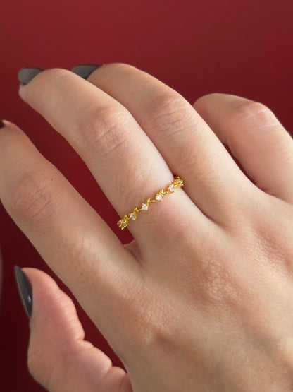 Anillo hojas y zirconias