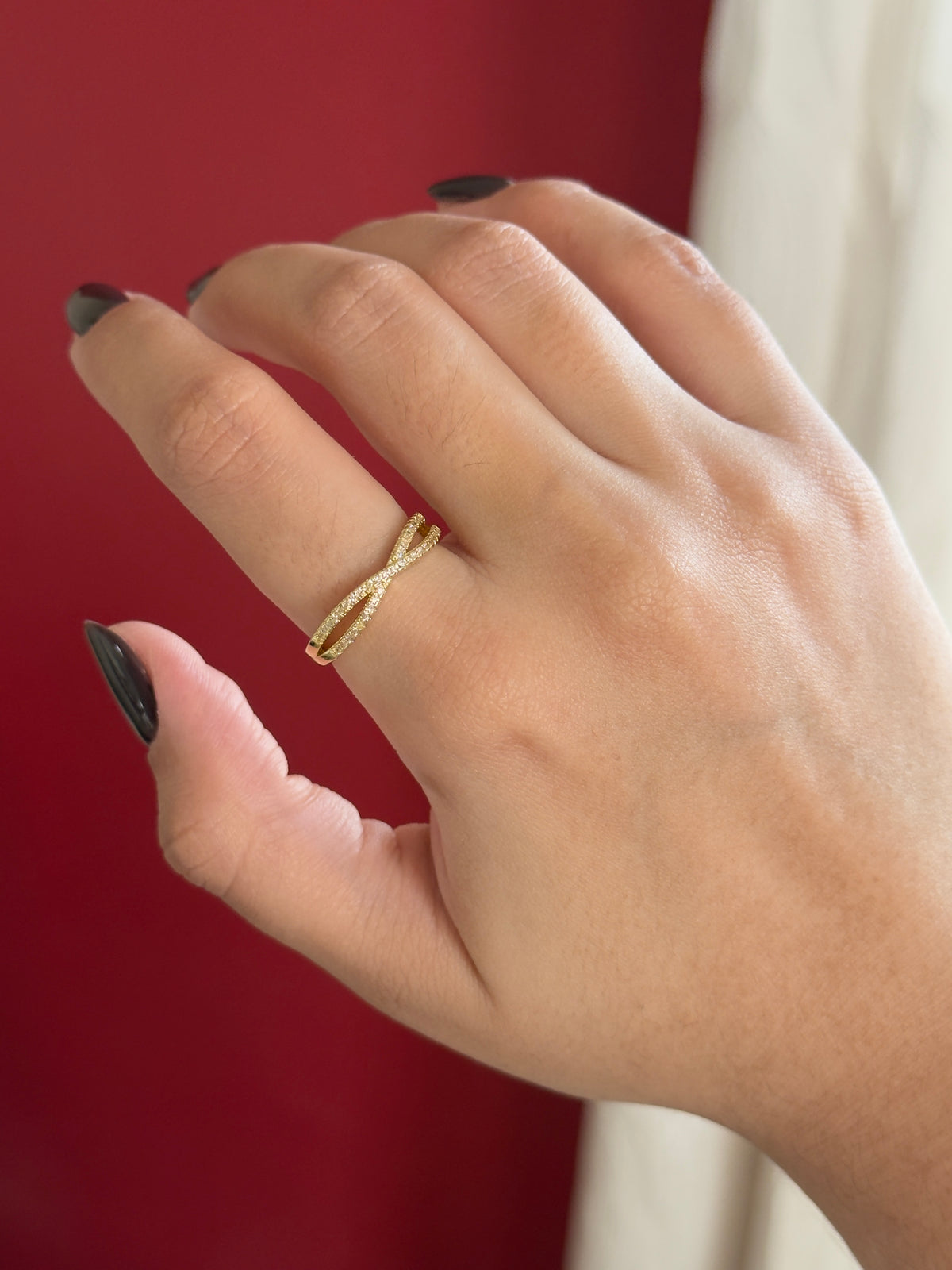Anillo cruzado con zirconias