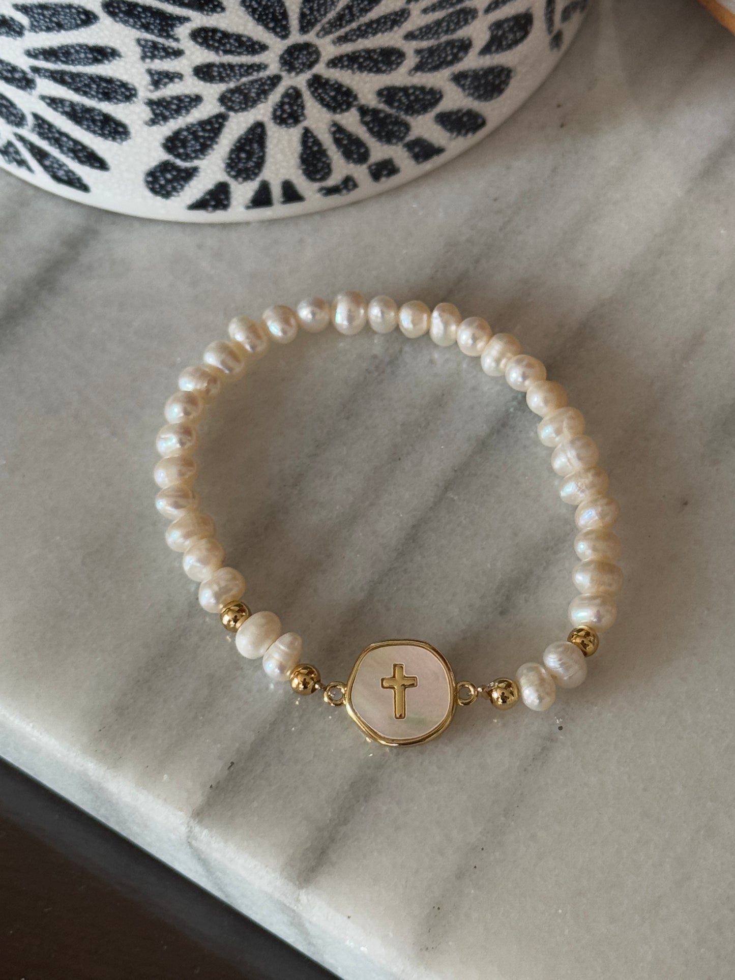 Pulsera perlas y medalla cruz nacar