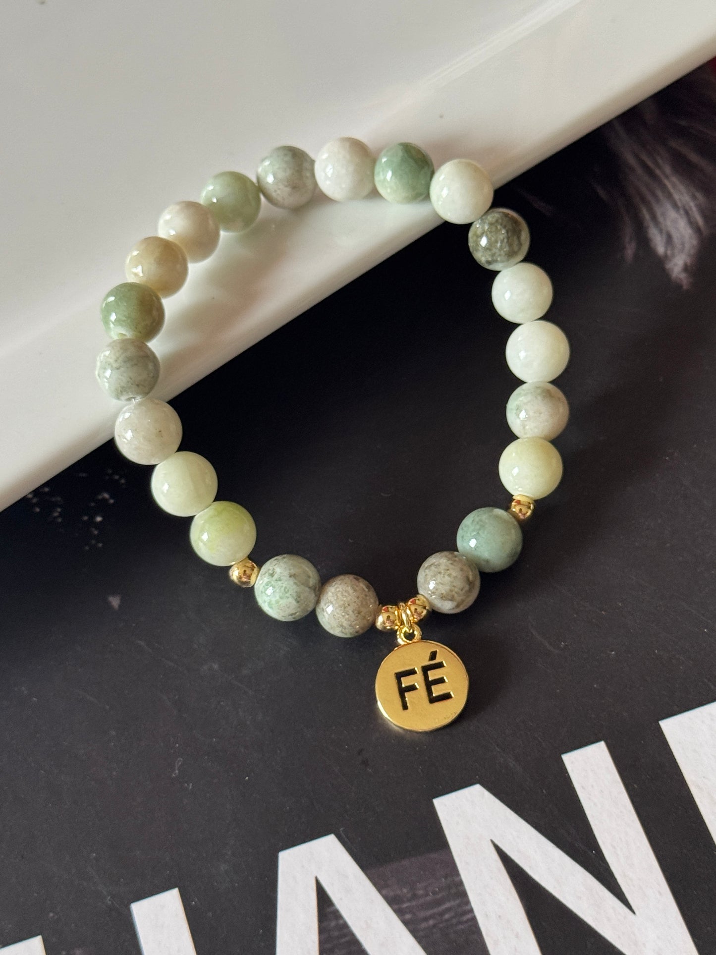 Pulsera de agatas con medalla de fe